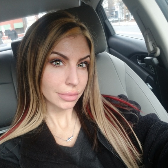 Meet your Posher, Dee - Picture 3 of 3